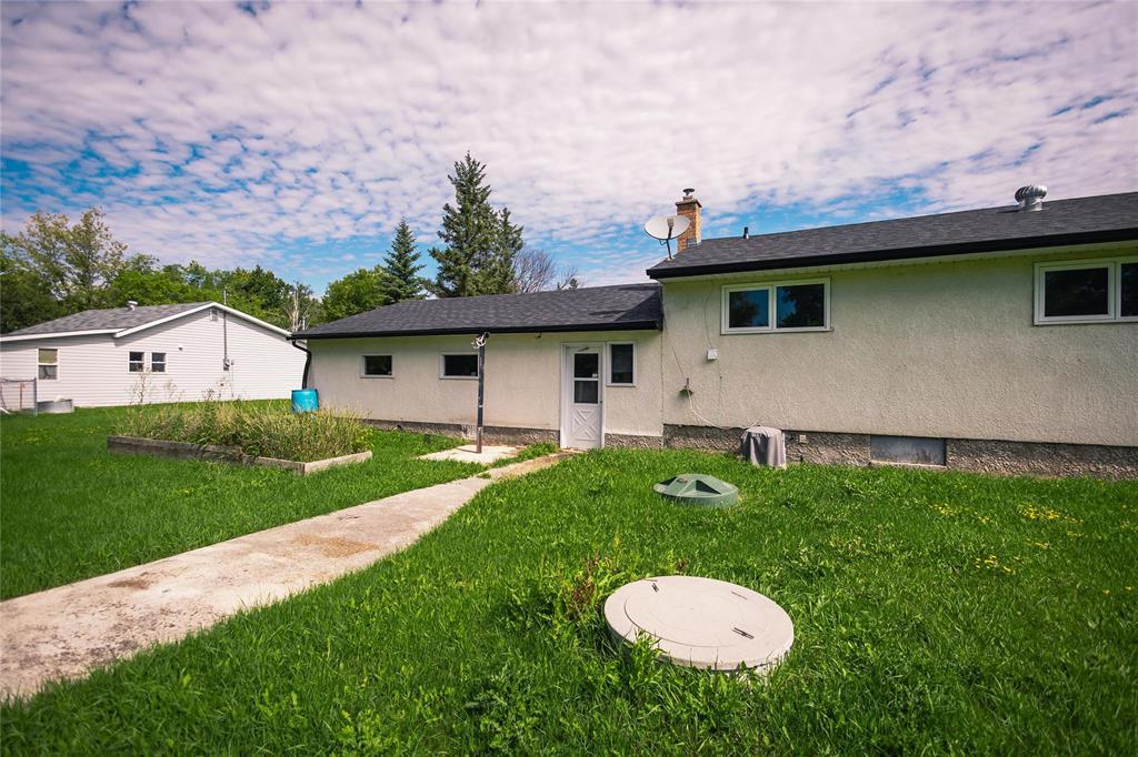 Photo 9 of 901 Colville Road, East Selkirk MB