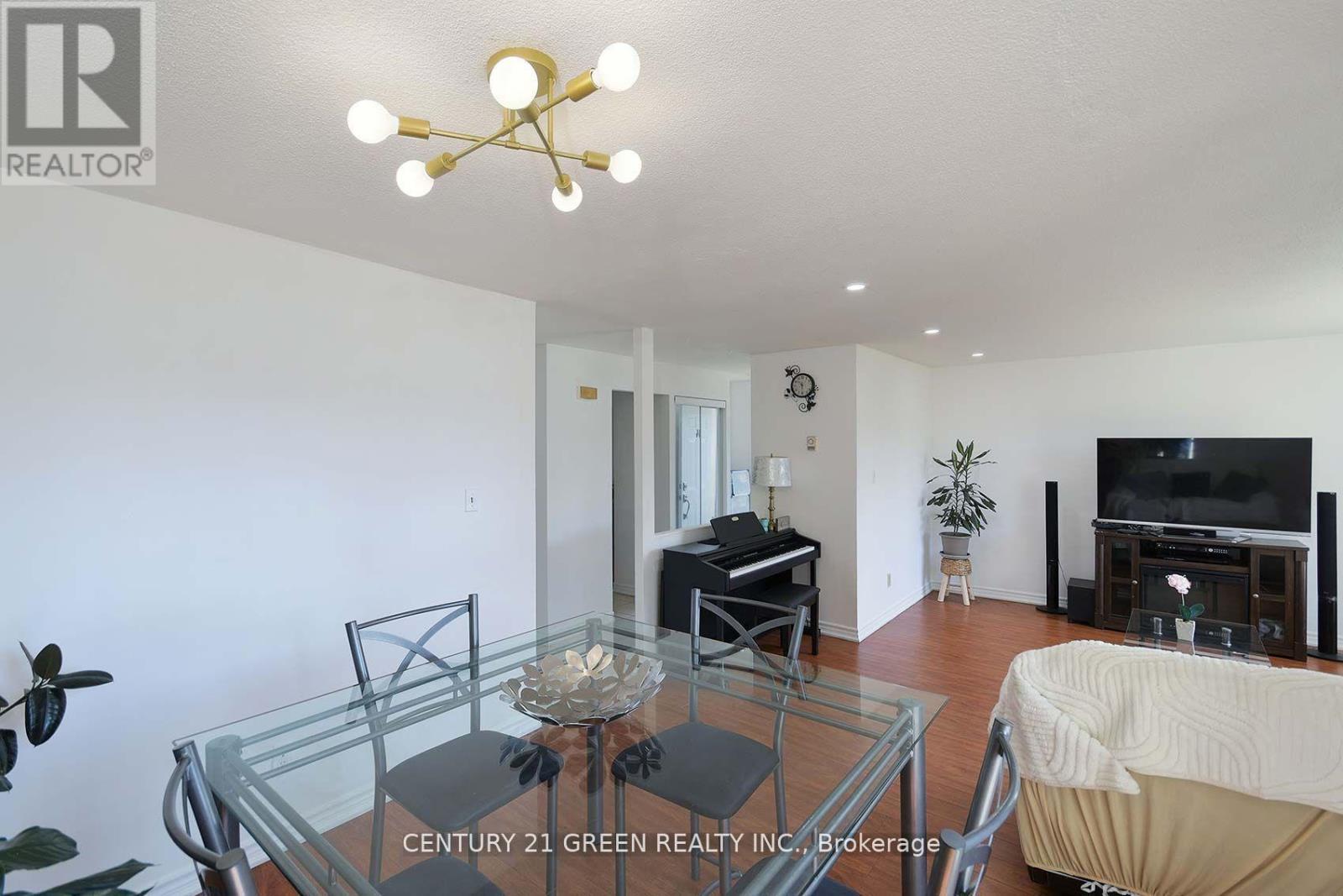 Photo 4 of 114 3040 Constitution Boulevard, Mississauga ON