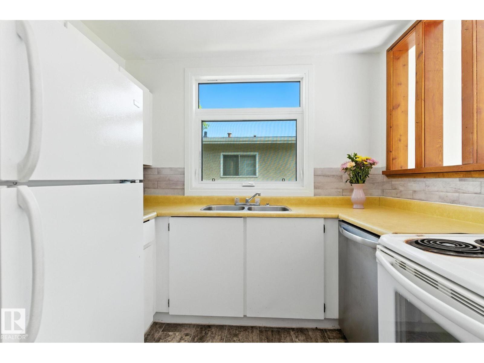 Photo 8 of 12509 81 St Nw, Edmonton AB