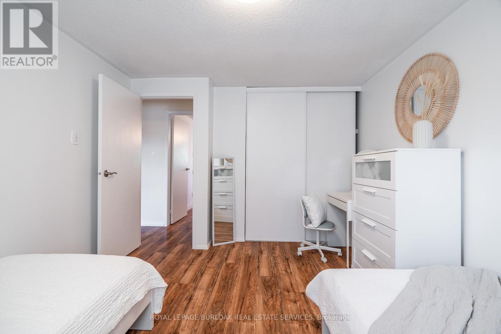 Photo 5 of 522 Roseheath Drive, Milton ON