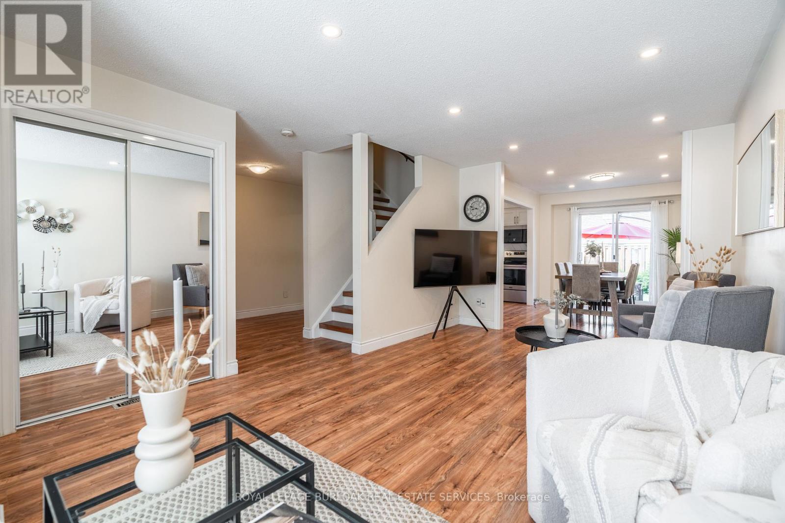 Photo 13 of 522 Roseheath Drive, Milton ON