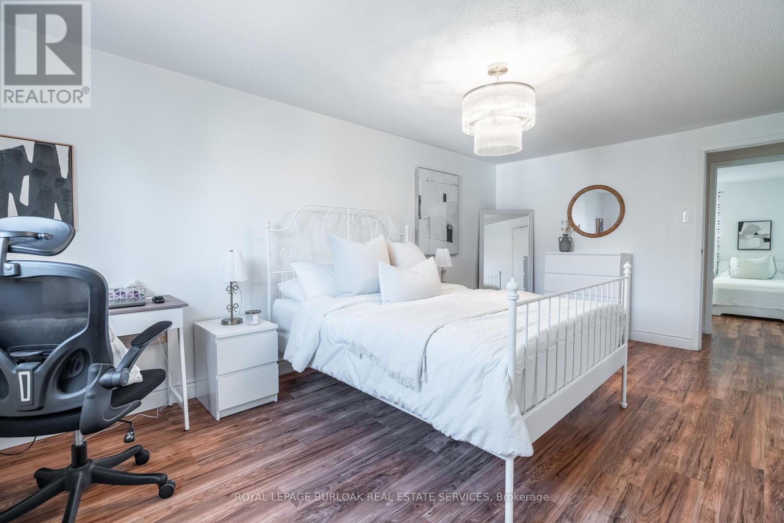 Photo 4 of 522 Roseheath Drive, Milton ON