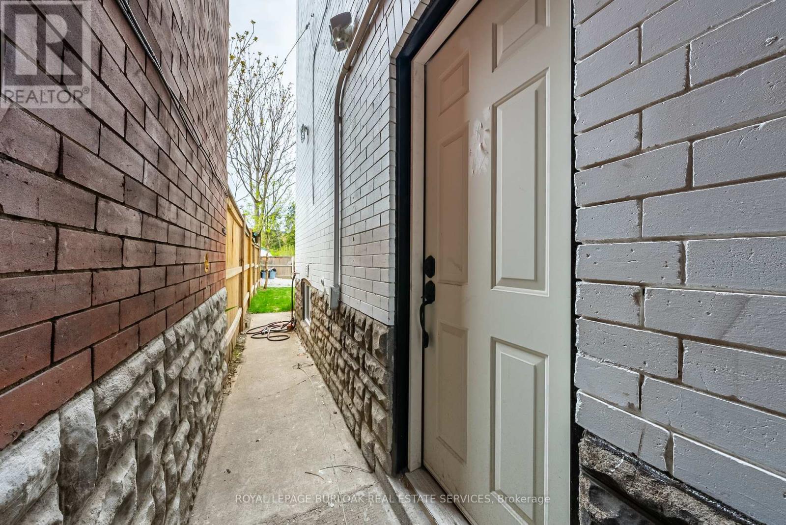 Photo 10 of 302 Dunsmure Road, Hamilton ON