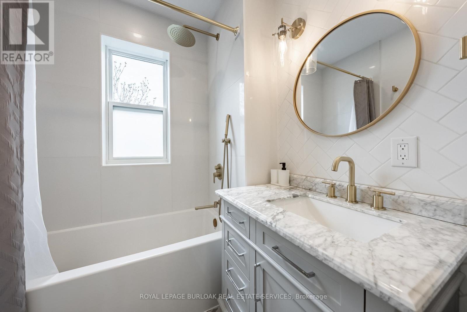 Photo 5 of 302 Dunsmure Road, Hamilton ON