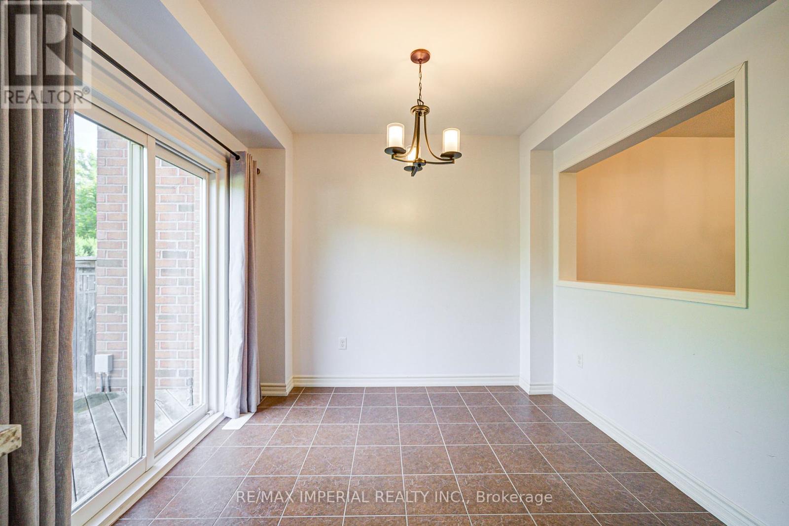 Photo 5 of 63 All Points Drive, Whitchurchstouffville ON