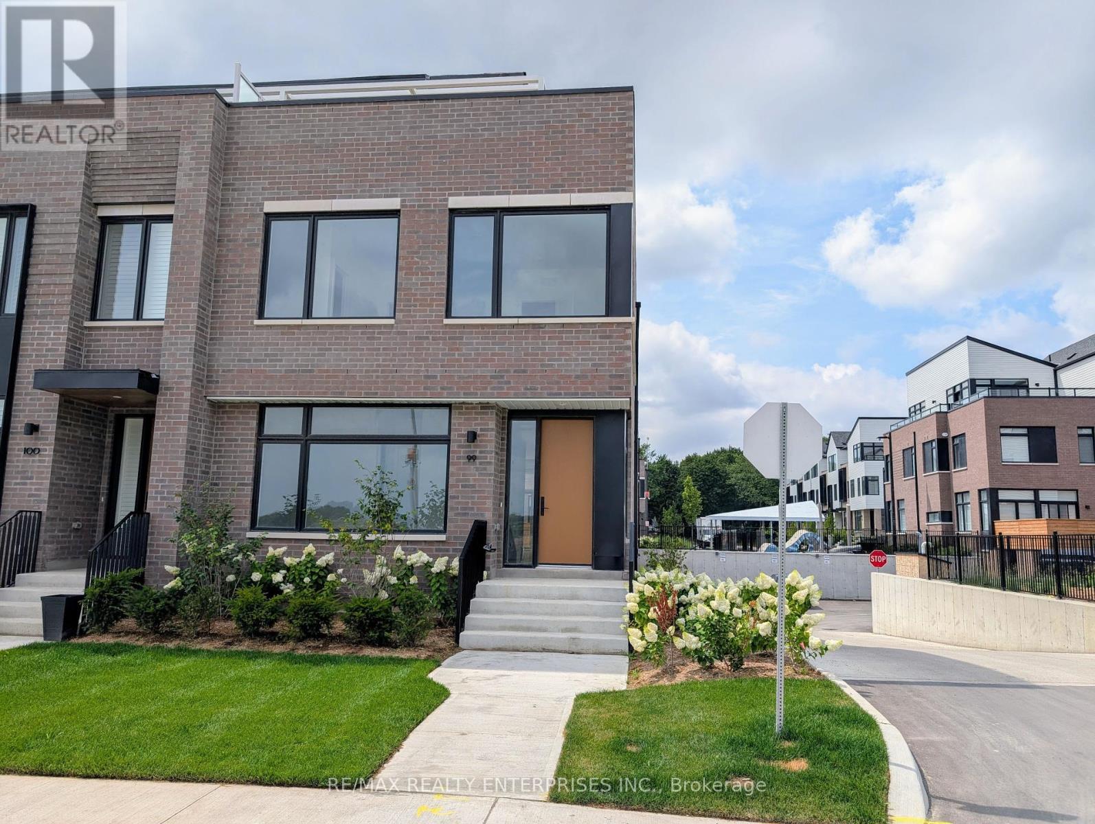 Photo 1 of 99 100 Coveside Drive, Mississauga ON