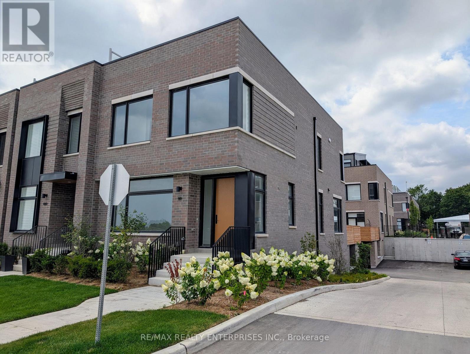 Photo 2 of 99 100 Coveside Drive, Mississauga ON
