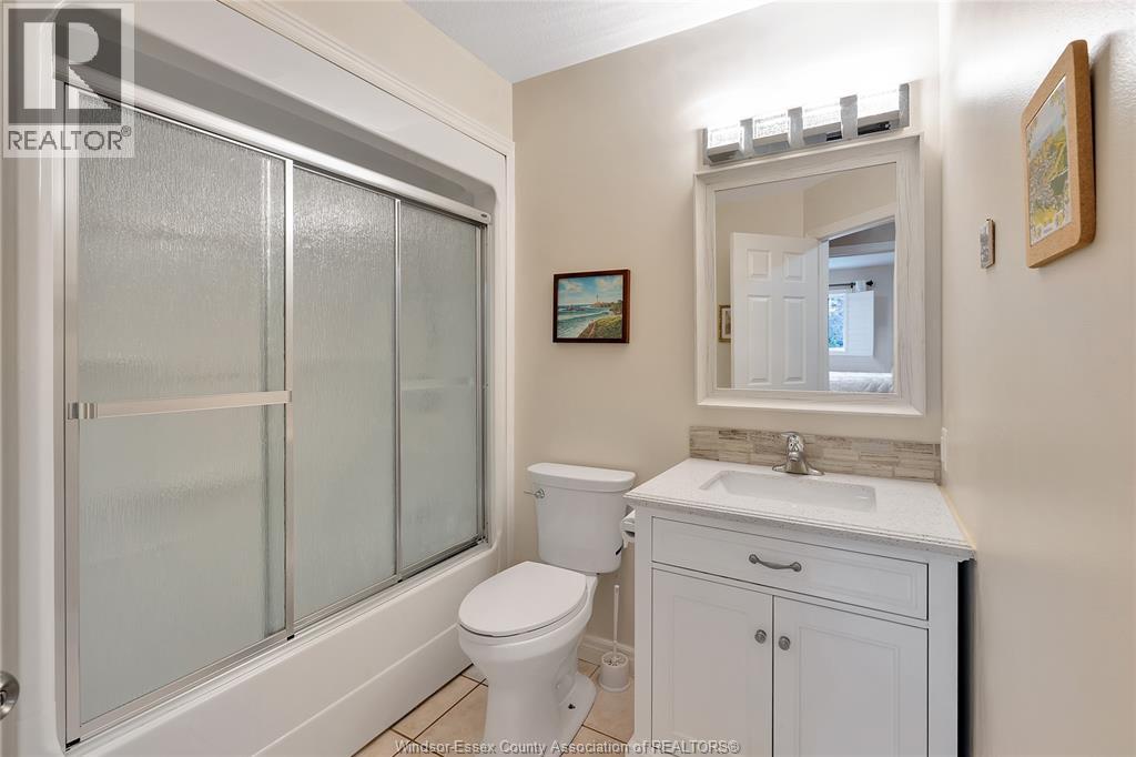 Photo 3 of 10 Villa Court, Chatham ON