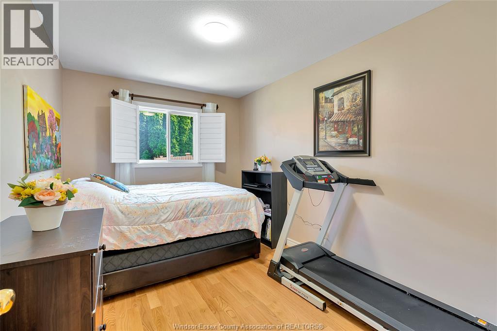 Photo 2 of 10 Villa Court, Chatham ON