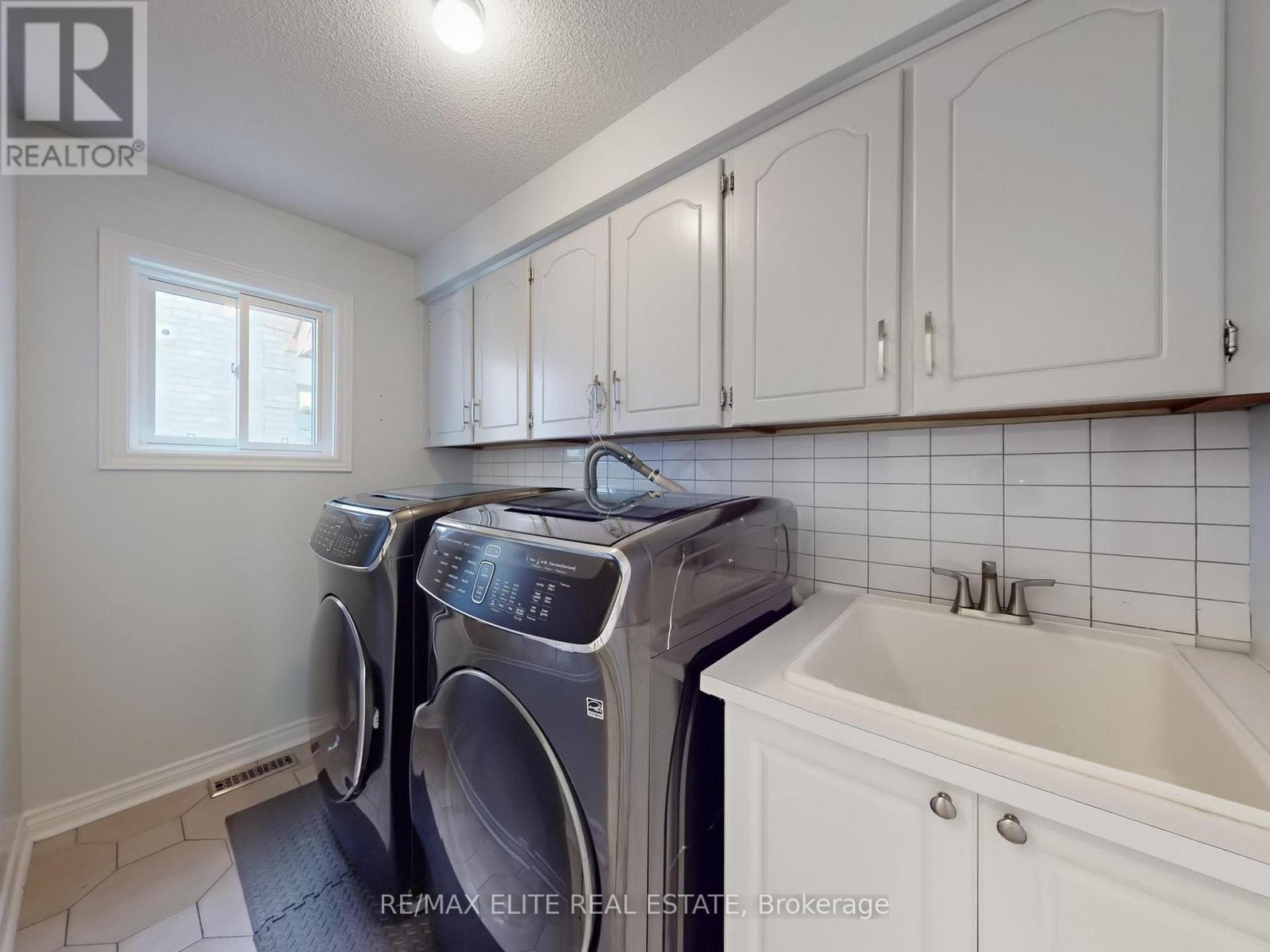 Photo 7 of 8 Millpond Place, Markham ON