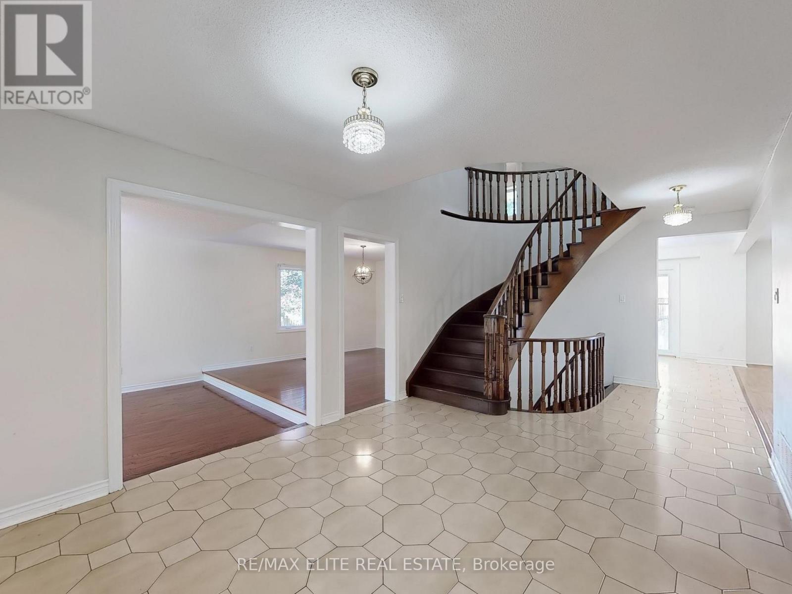 Photo 23 of 8 Millpond Place, Markham ON