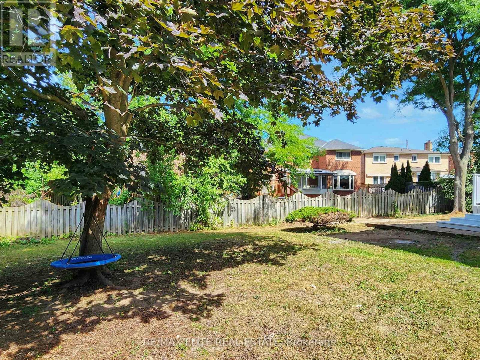 Photo 9 of 8 Millpond Place, Markham ON