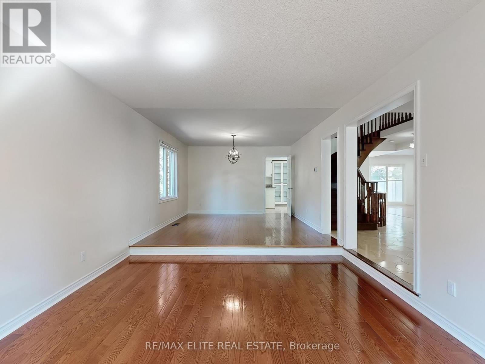 Photo 6 of 8 Millpond Place, Markham ON