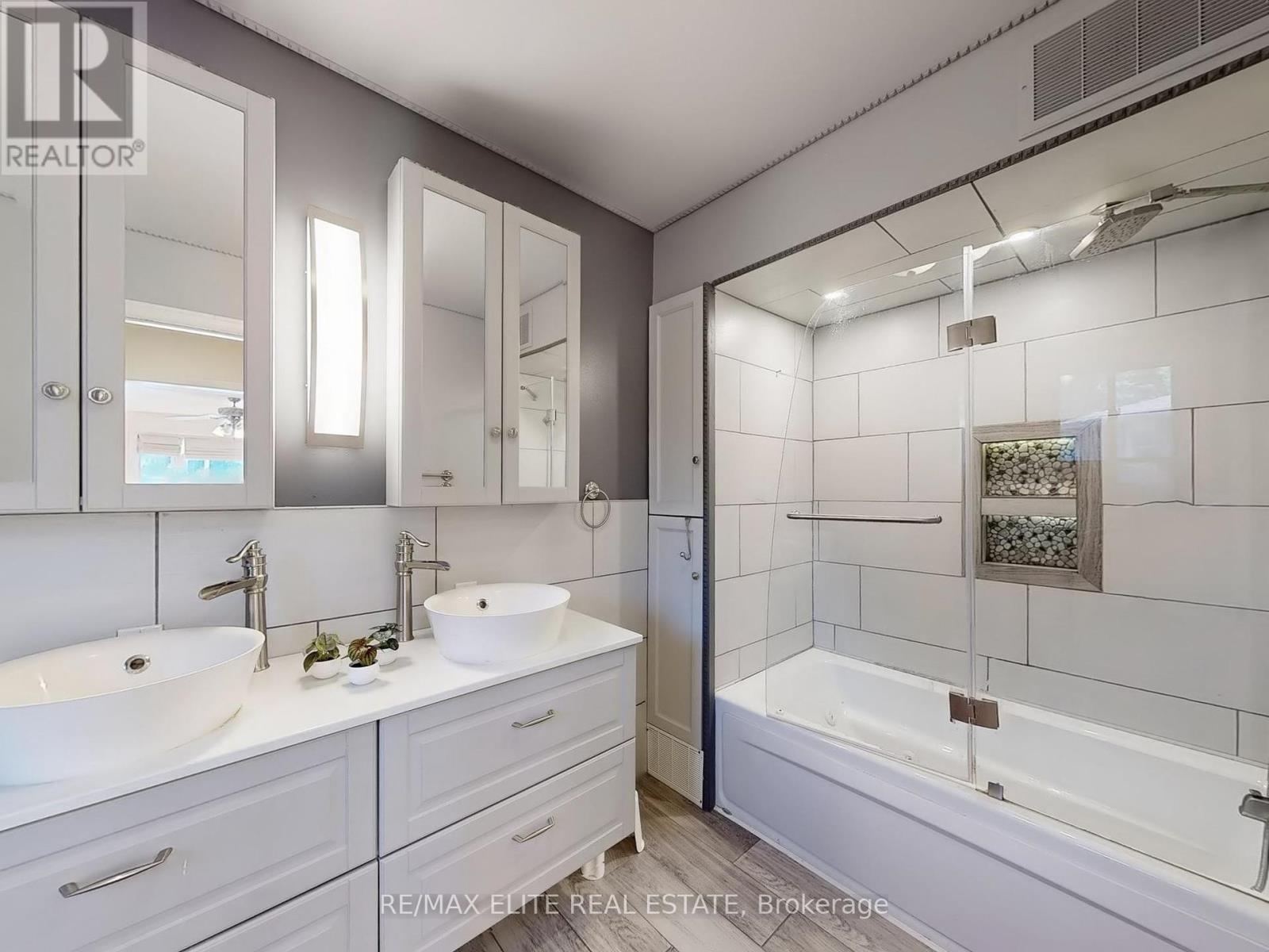 Photo 39 of 8 Millpond Place, Markham ON