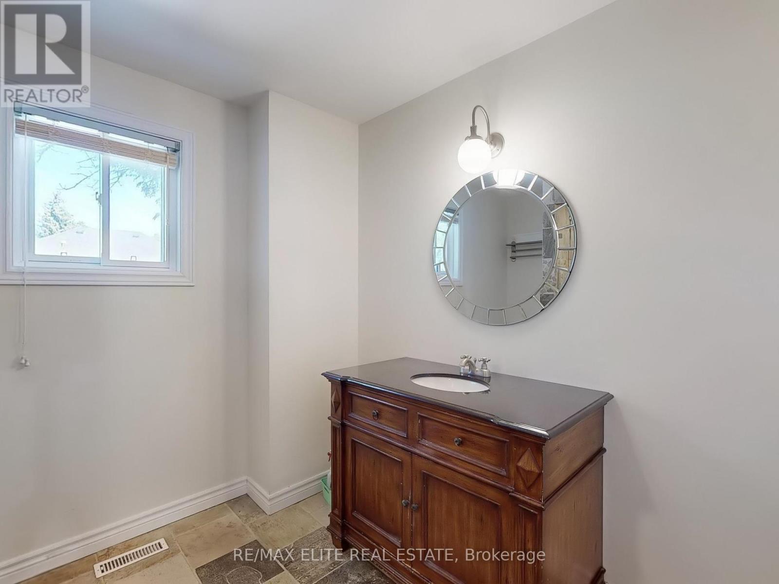 Photo 13 of 8 Millpond Place, Markham ON