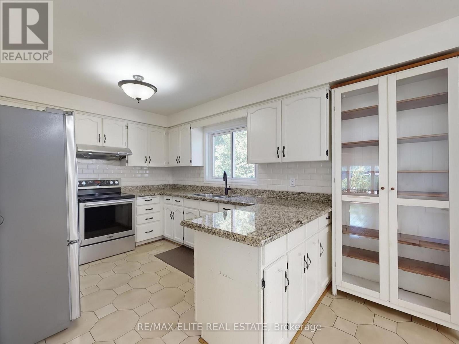Photo 32 of 8 Millpond Place, Markham ON