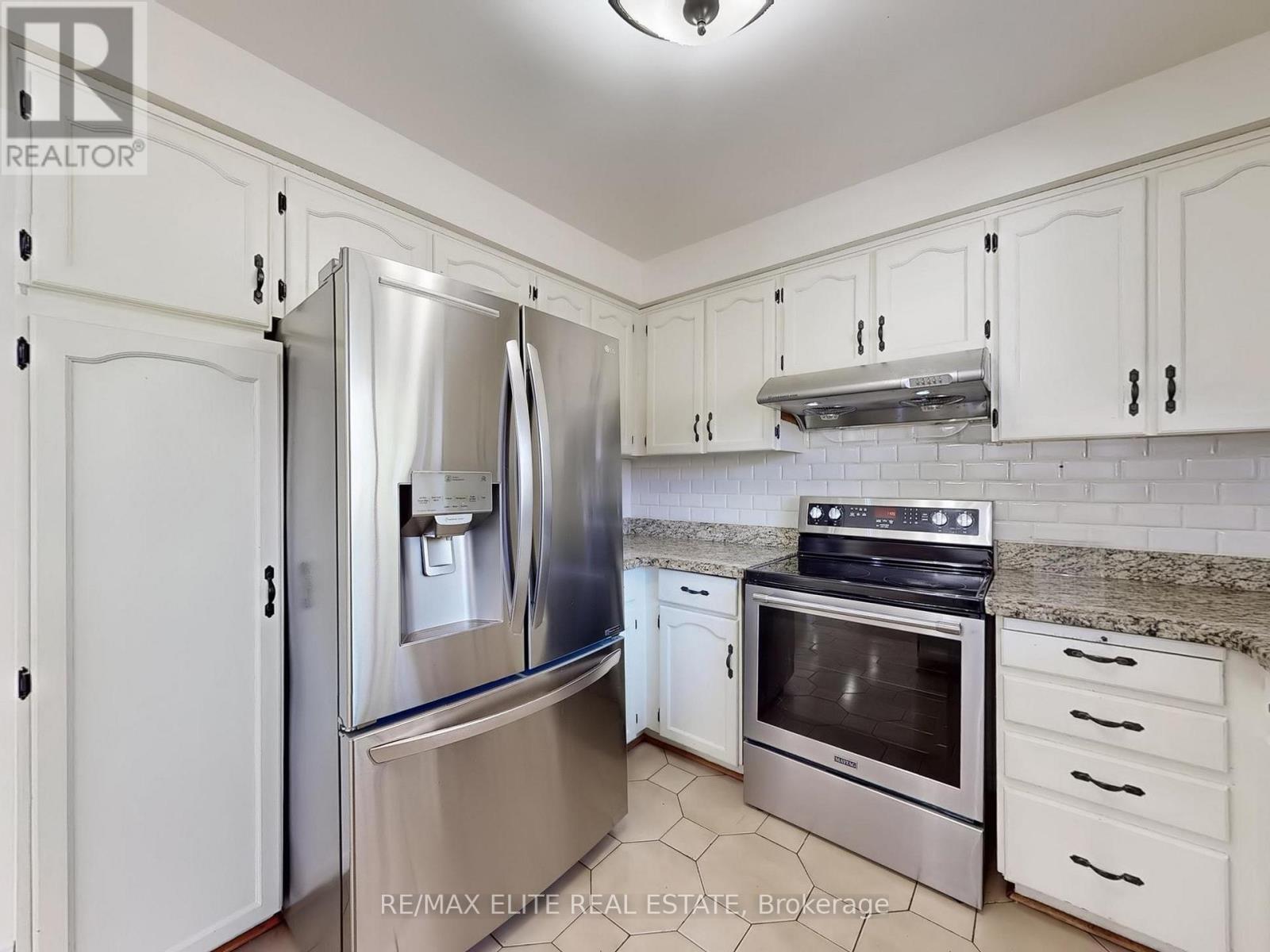 Photo 2 of 8 Millpond Place, Markham ON