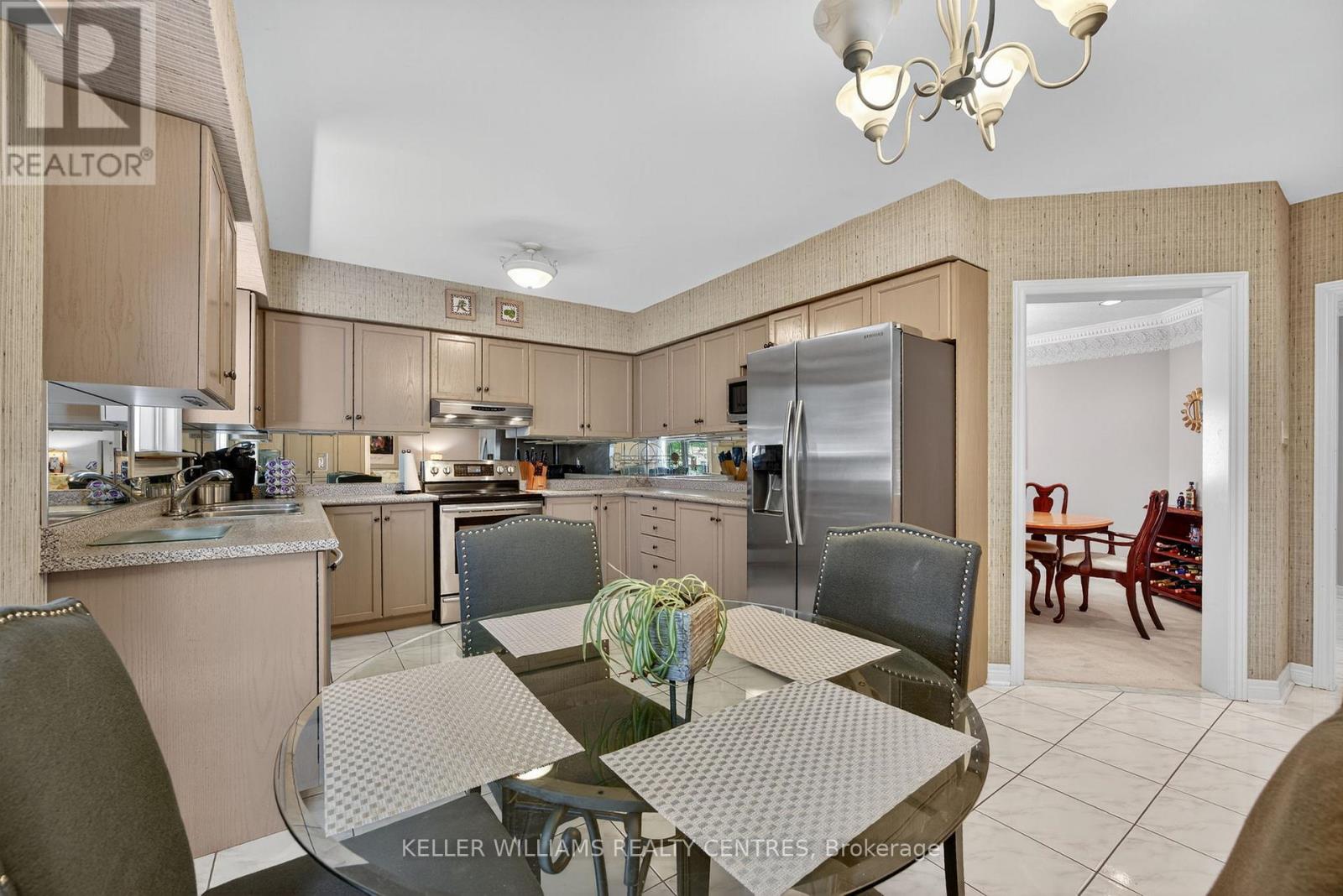 Photo 11 of 591 Plantation Gate, Newmarket ON