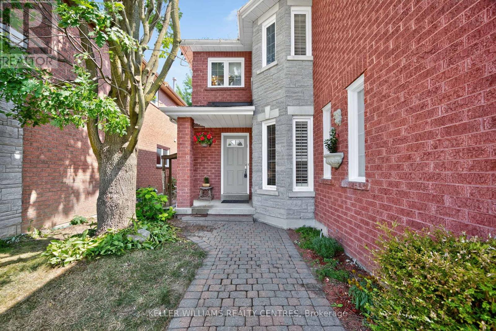 Photo 2 of 591 Plantation Gate, Newmarket ON