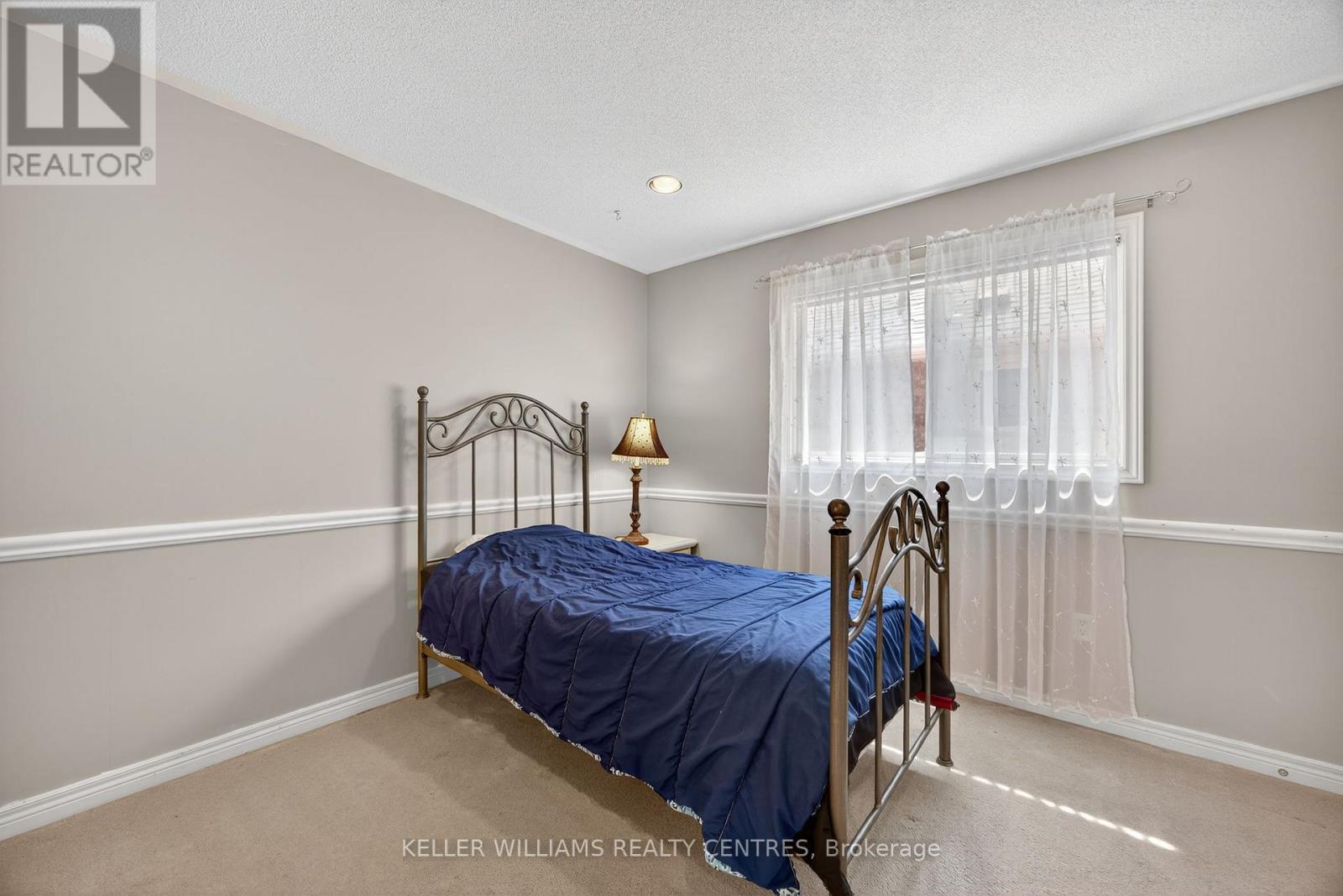 Photo 32 of 591 Plantation Gate, Newmarket ON