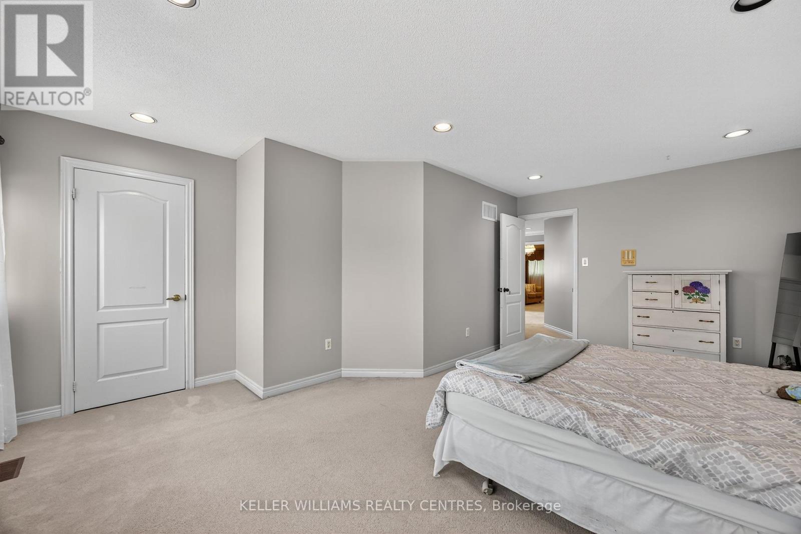 Photo 36 of 591 Plantation Gate, Newmarket ON
