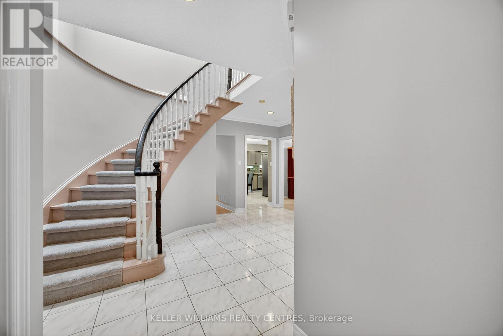 Photo 4 of 591 Plantation Gate, Newmarket ON