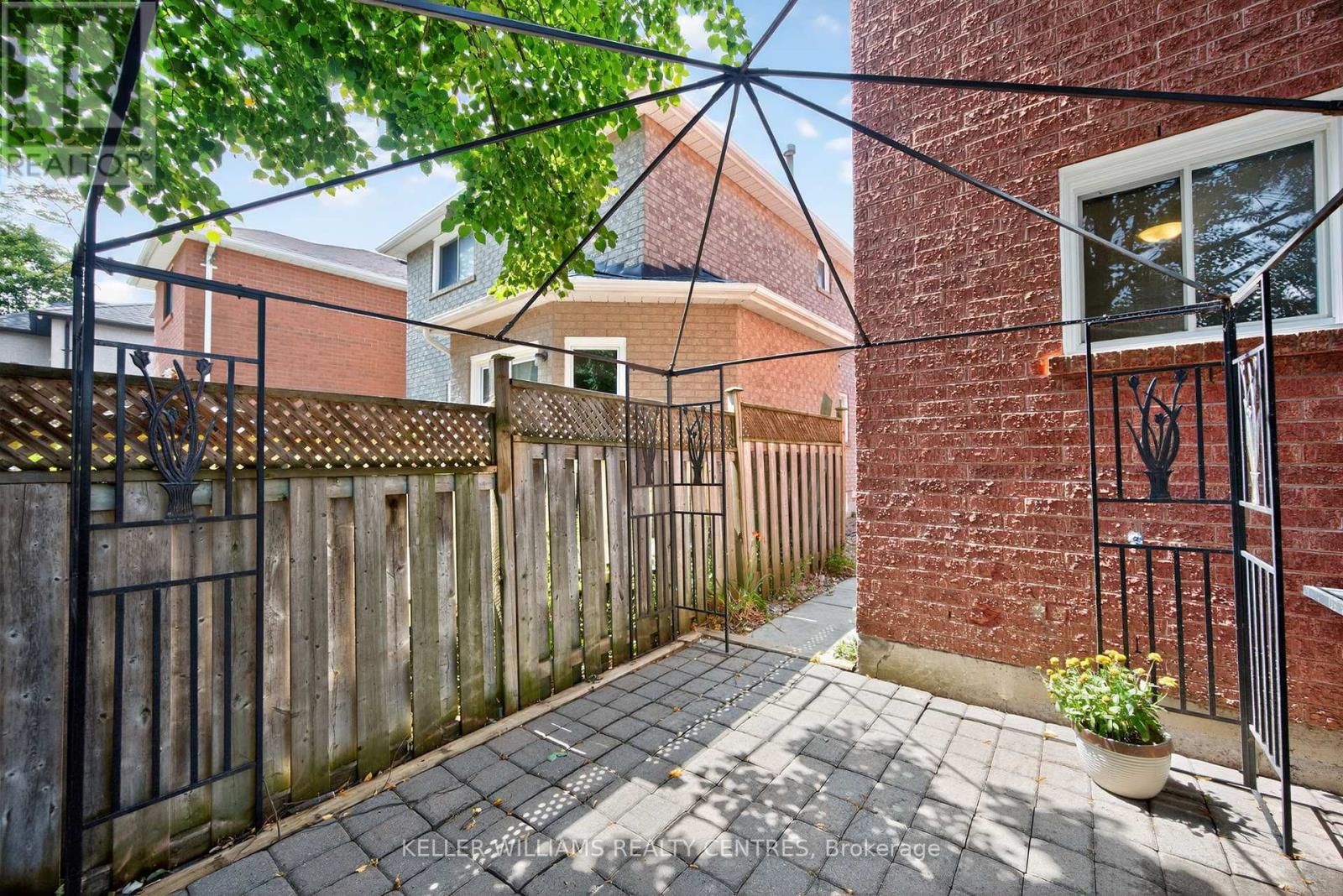 Photo 46 of 591 Plantation Gate, Newmarket ON
