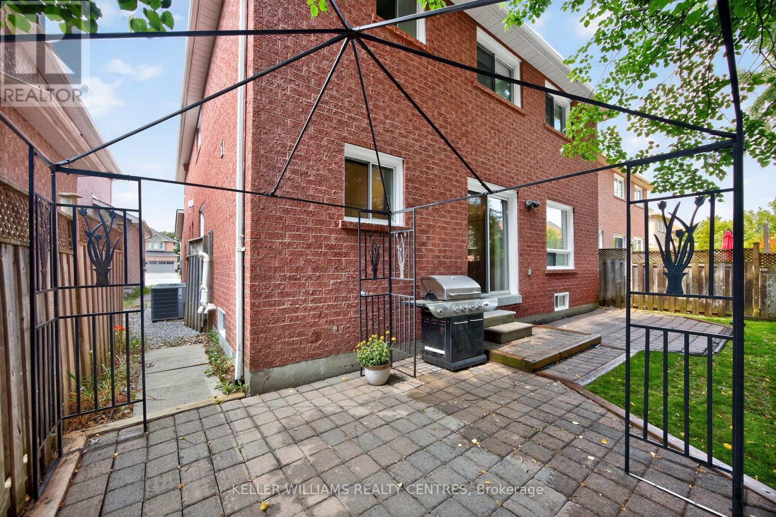 Photo 47 of 591 Plantation Gate, Newmarket ON