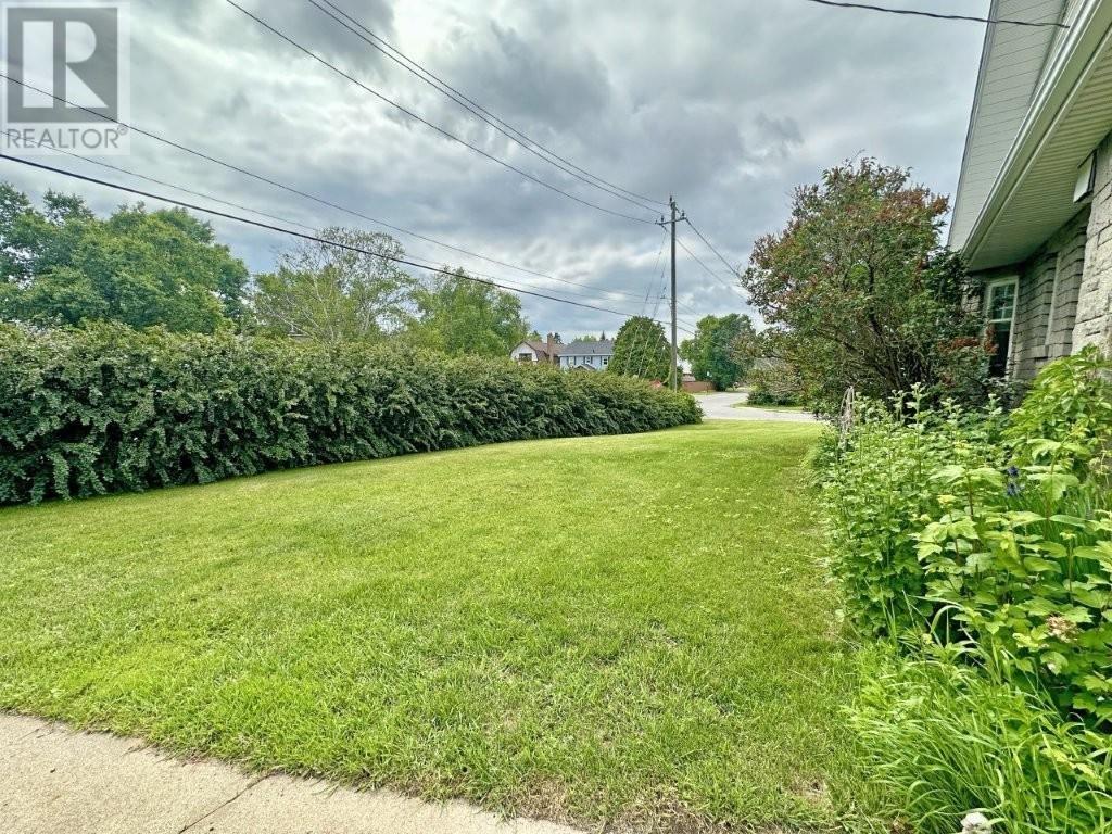 Photo 15 of 43 Summit Ave, Thunder Bay ON