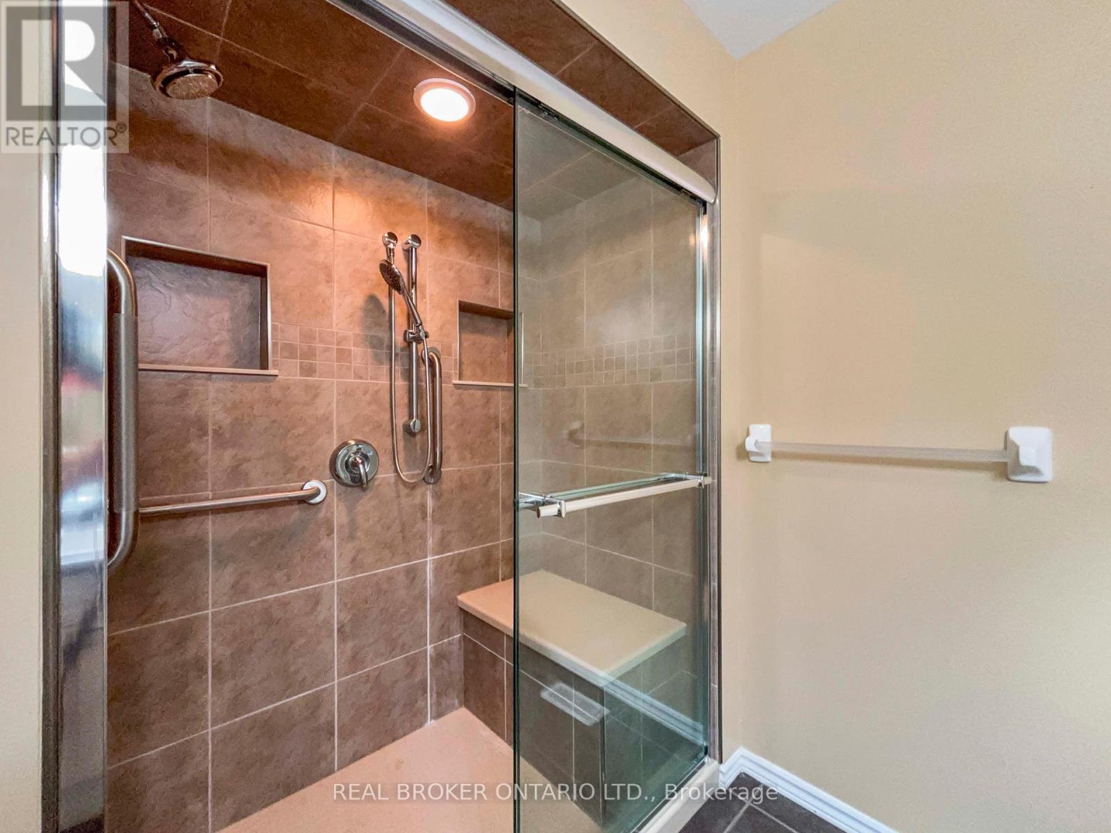 Photo 18 of 35 35 Stratford Terrace, Brantford ON