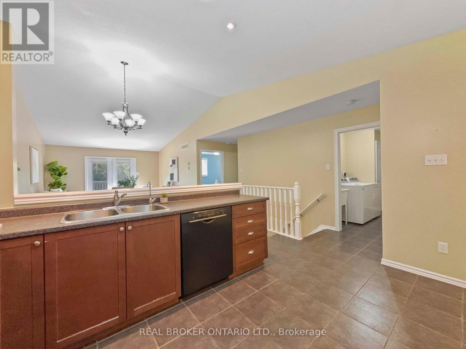 Photo 7 of 35 35 Stratford Terrace, Brantford ON