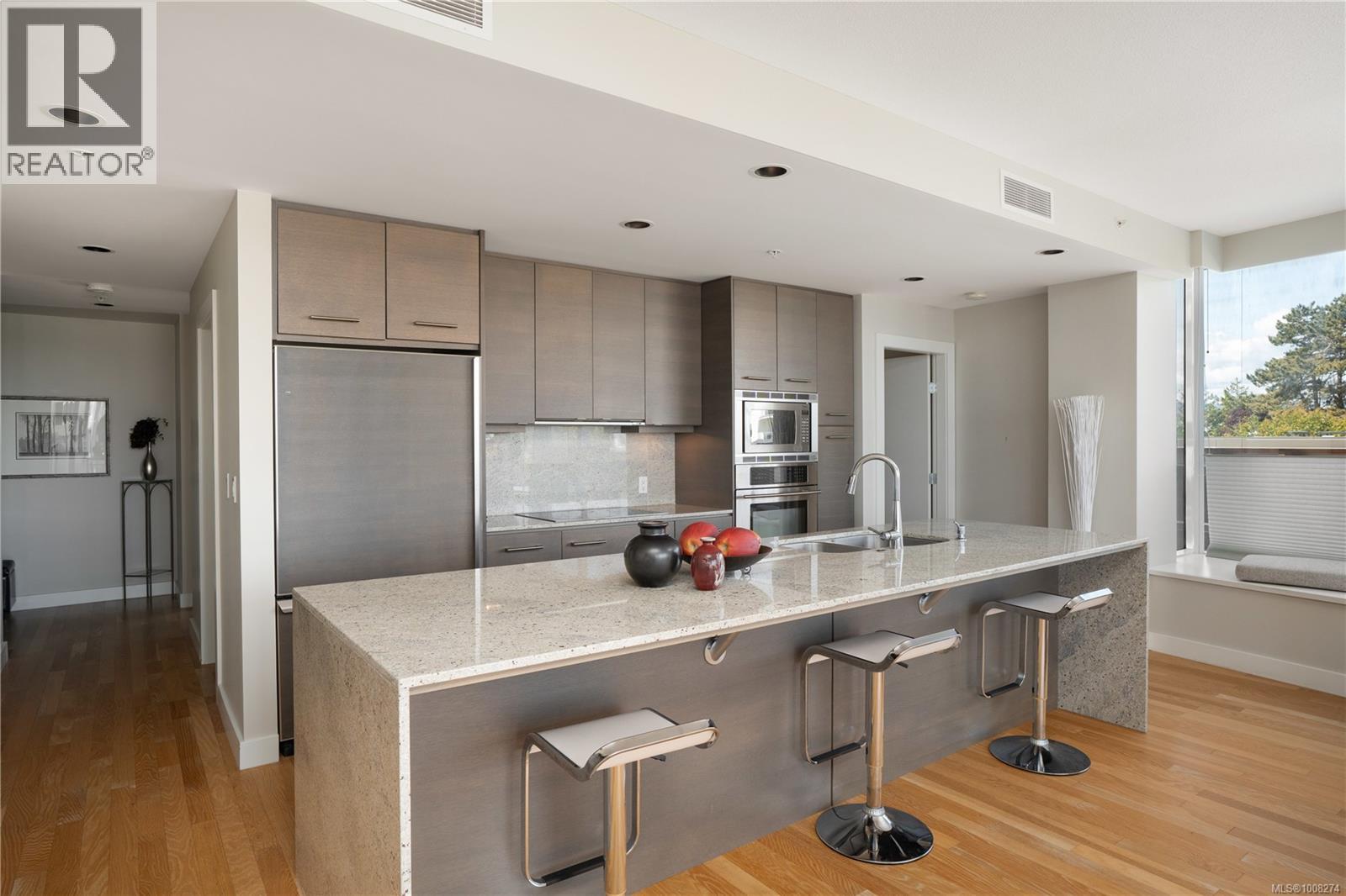 201 9809 SEAPORT Place, Sidney