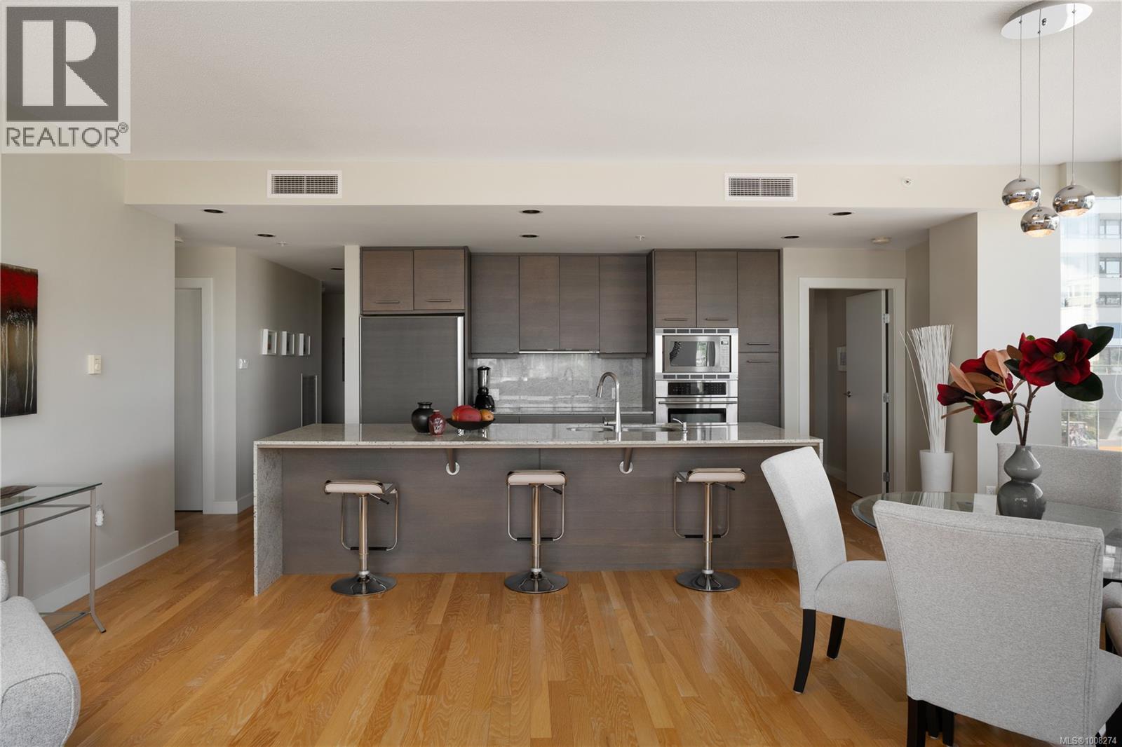 201 9809 SEAPORT Place, Sidney