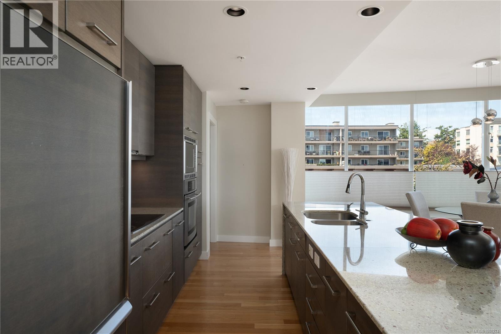 201 9809 SEAPORT Place, Sidney