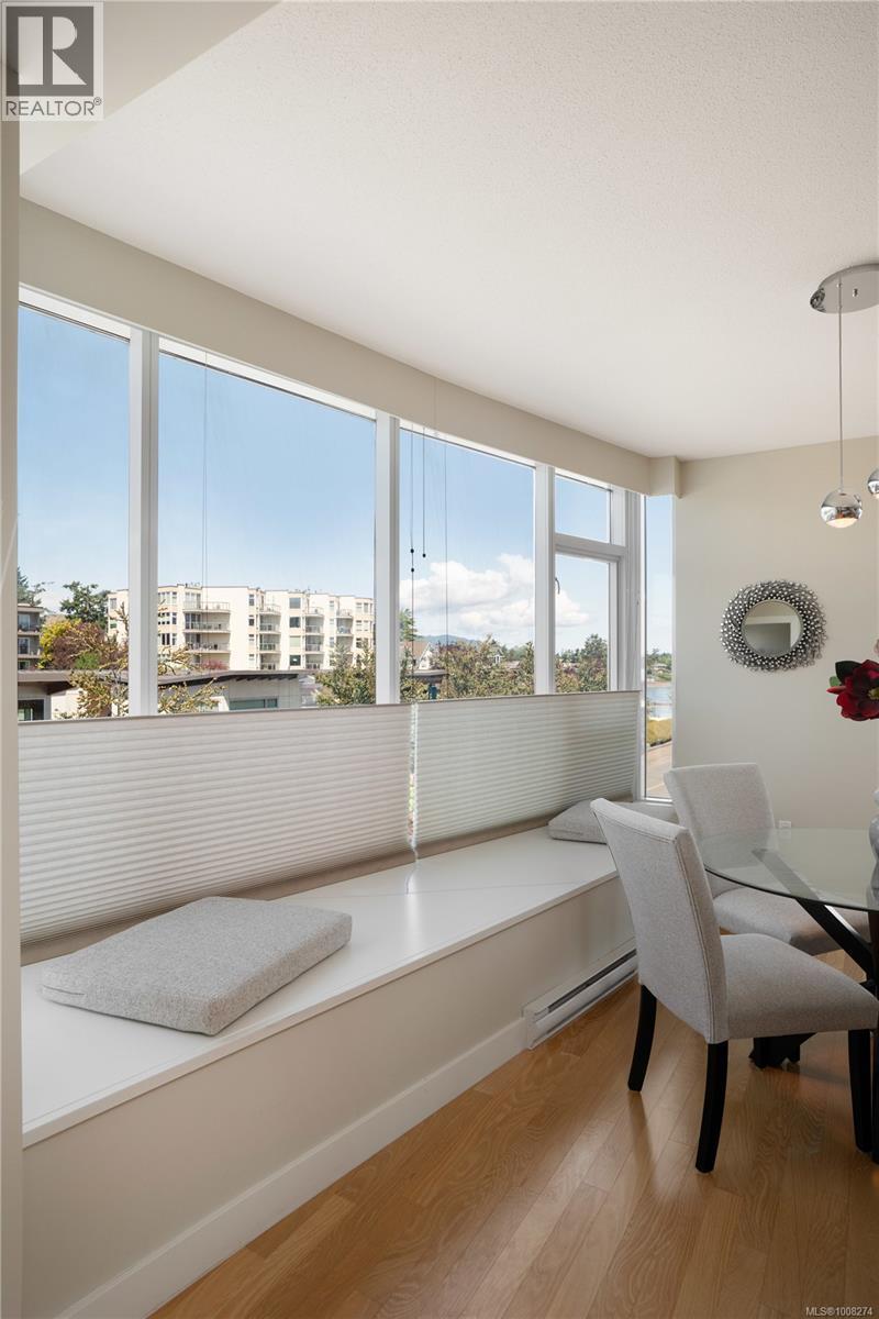 201 9809 SEAPORT Place, Sidney