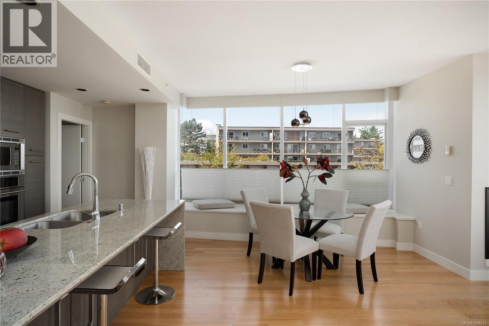 201 9809 SEAPORT Place, Sidney