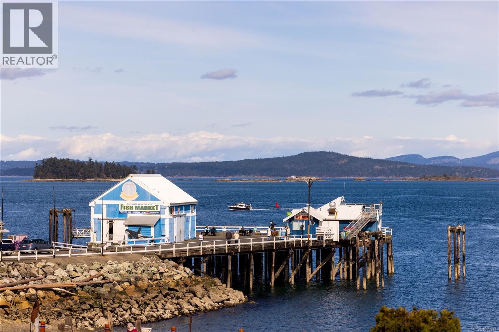 201 9809 SEAPORT Place, Sidney