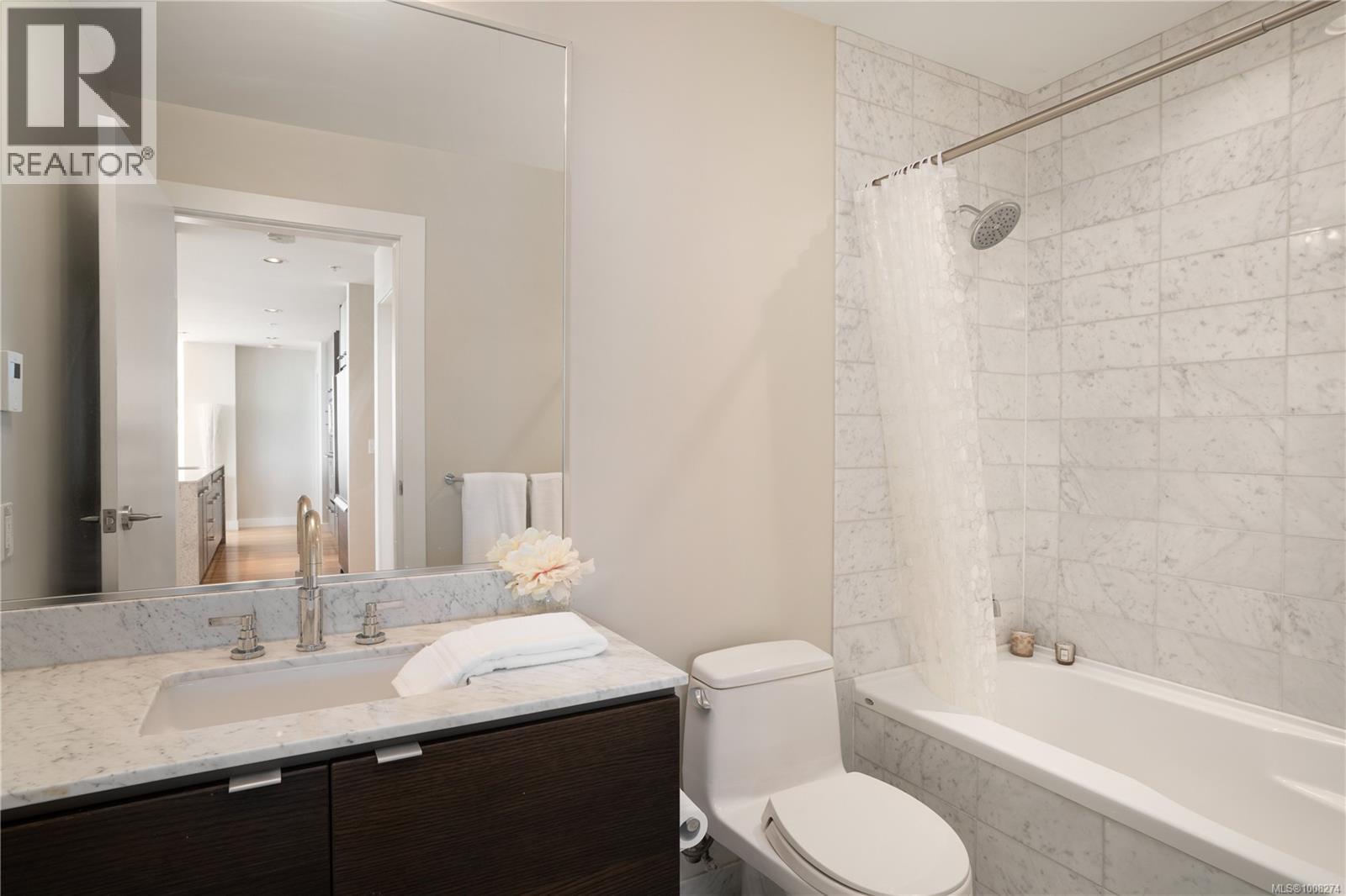 201 9809 SEAPORT Place, Sidney