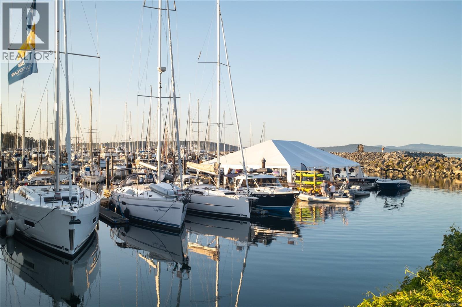 201 9809 SEAPORT Place, Sidney