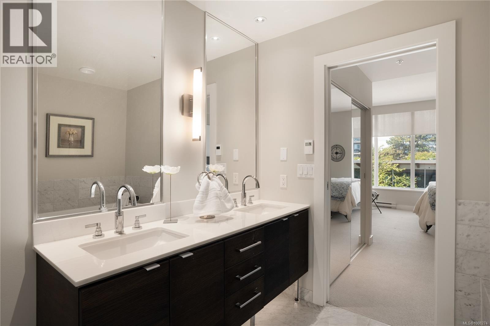 201 9809 SEAPORT Place, Sidney