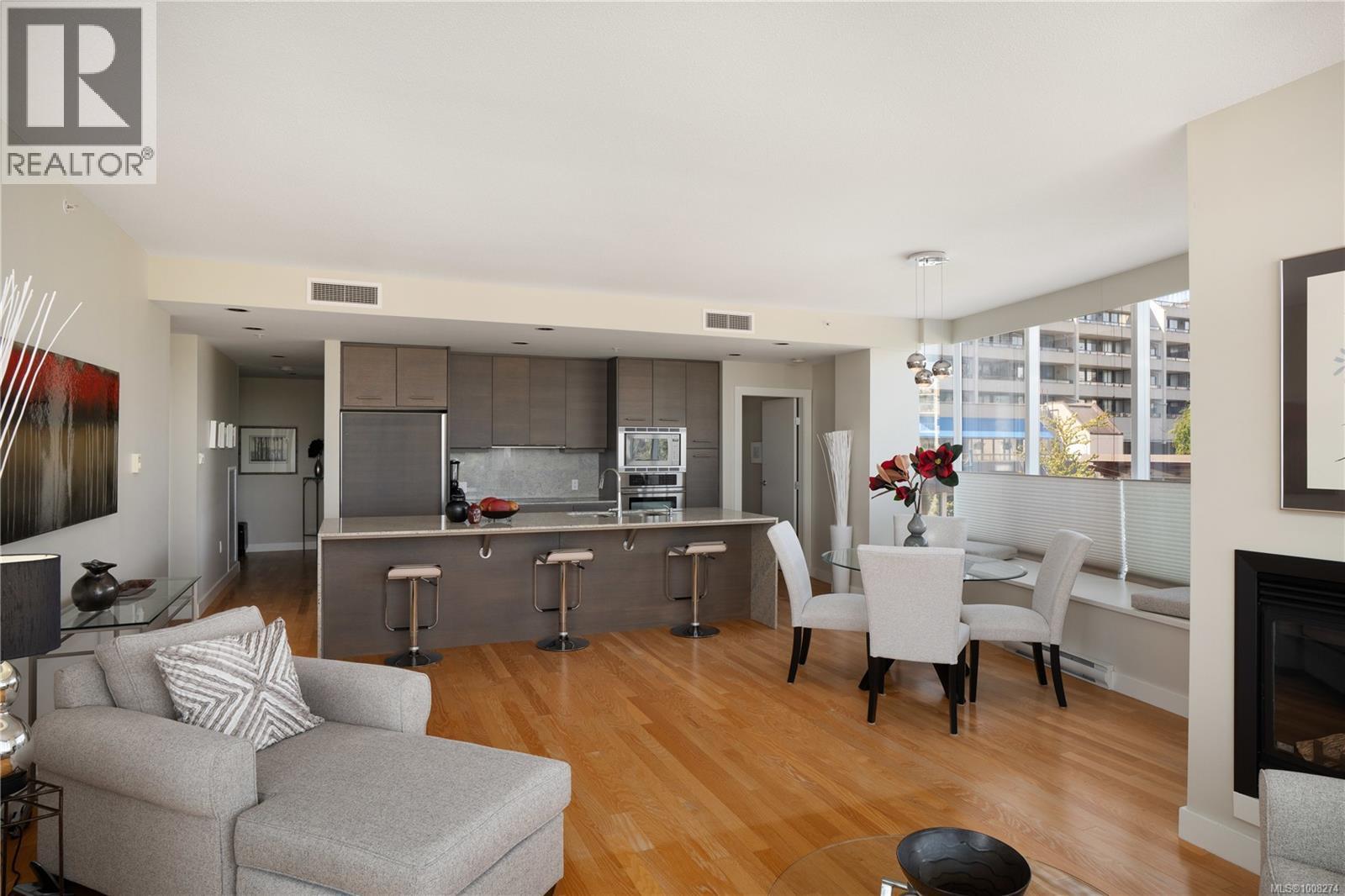 201 9809 SEAPORT Place, Sidney
