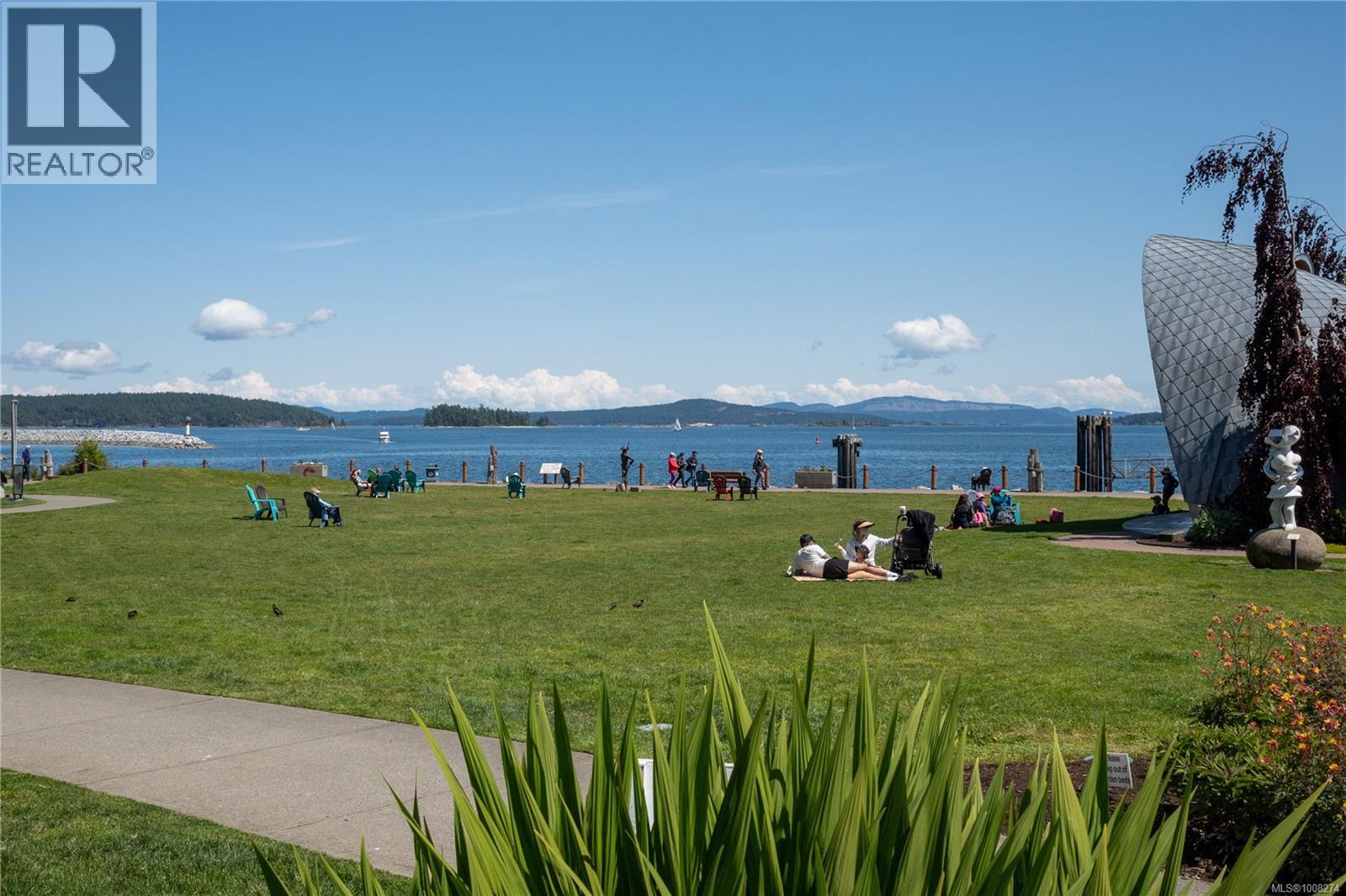 201 9809 SEAPORT Place, Sidney