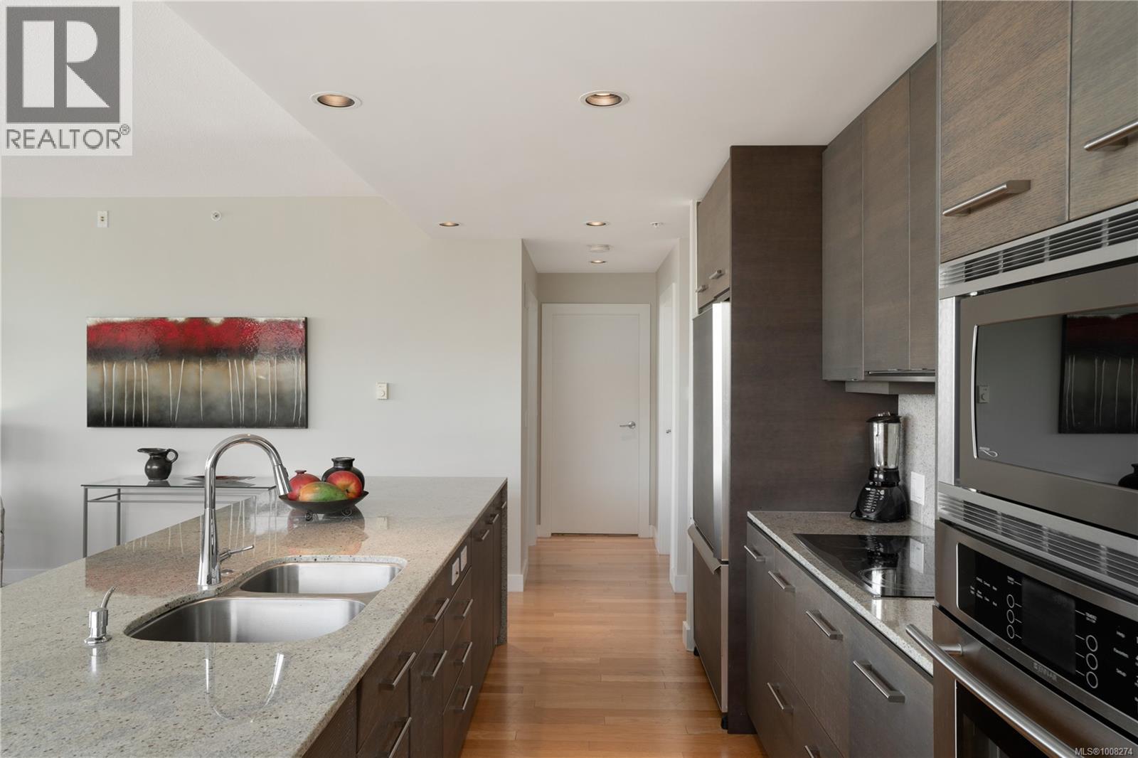 201 9809 SEAPORT Place, Sidney
