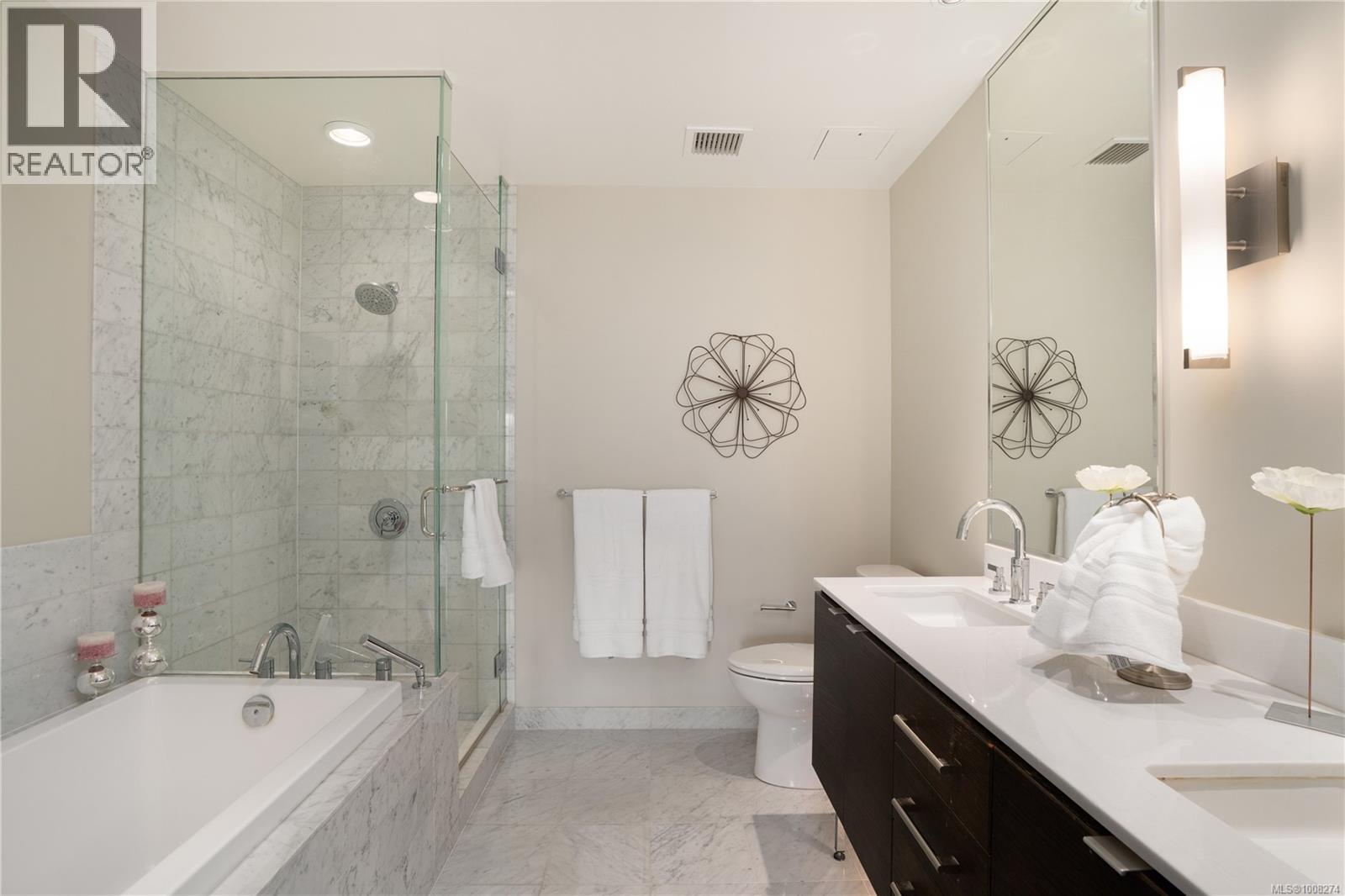 201 9809 SEAPORT Place, Sidney
