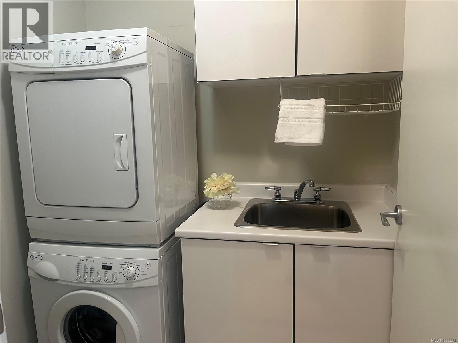 201 9809 SEAPORT Place, Sidney