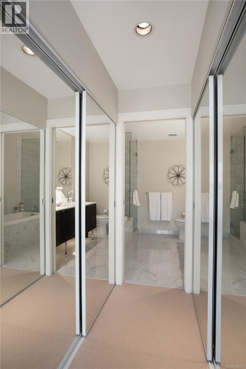 201 9809 SEAPORT Place, Sidney