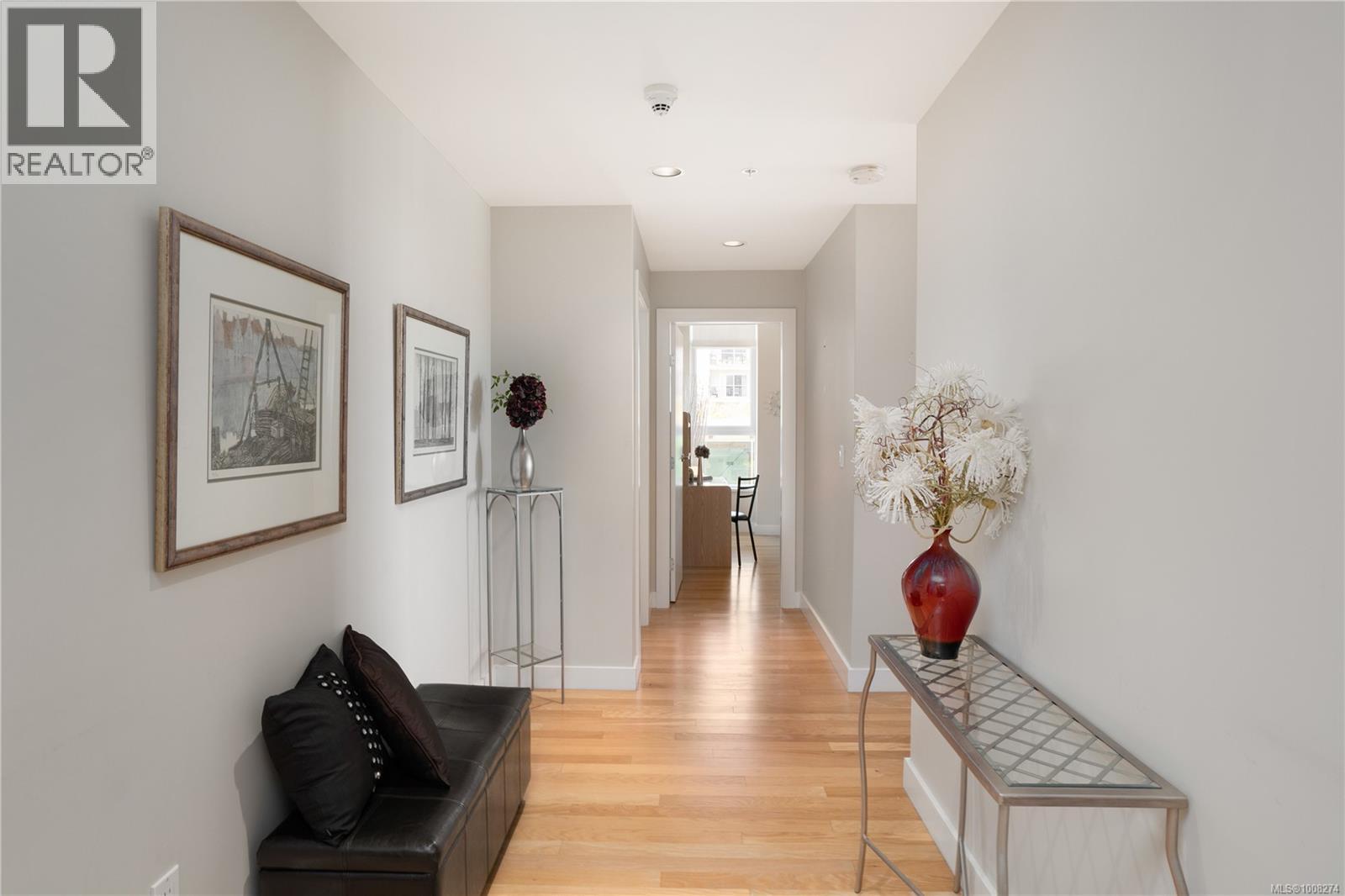 201 9809 SEAPORT Place, Sidney