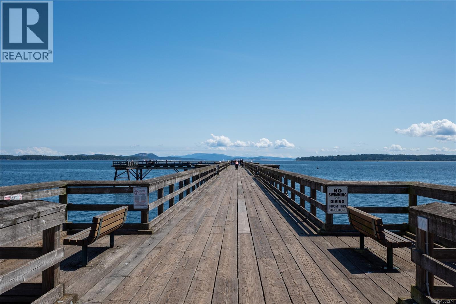 201 9809 SEAPORT Place, Sidney