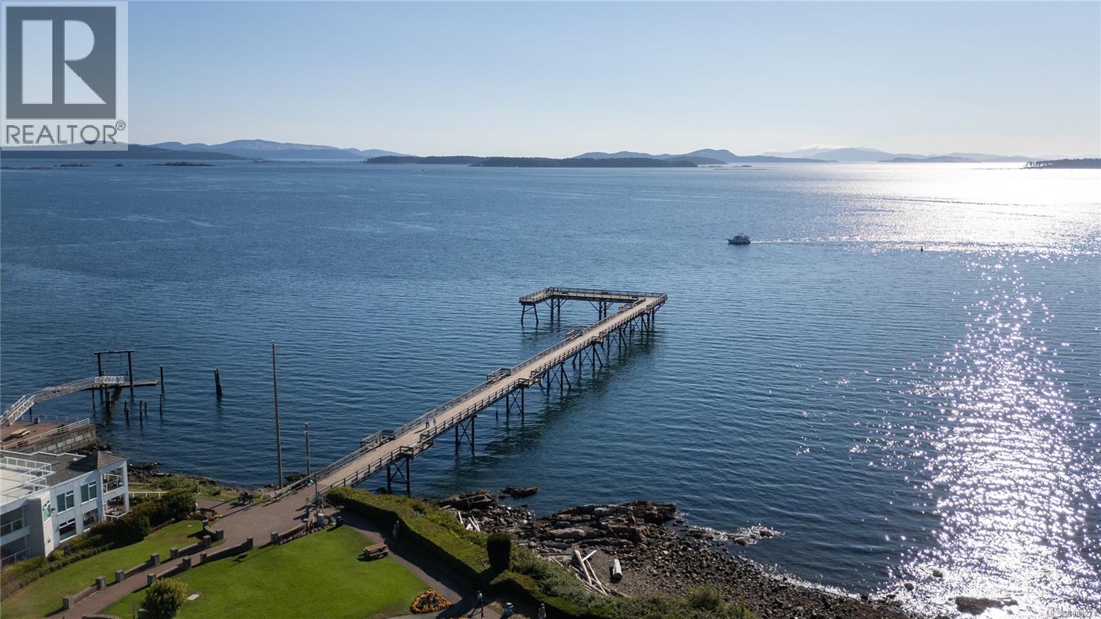 201 9809 SEAPORT Place, Sidney