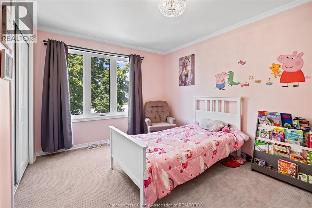 Photo 11 of 70 Kingsway Court, Essex ON
